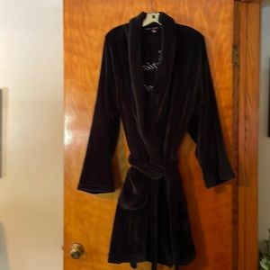 Victoria’s secret black plush robe. velour with satin trim. size xl.. like new!